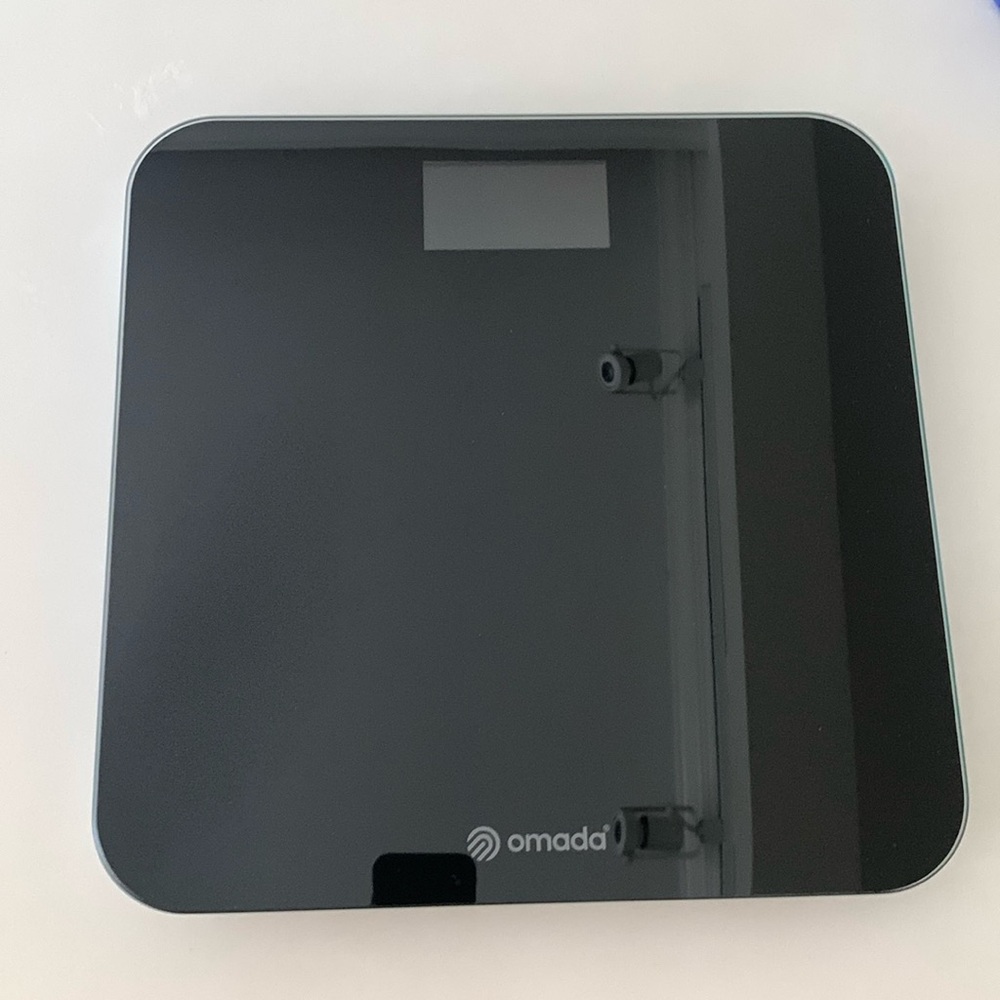 Omada Digital Scale with blue tooth, black.